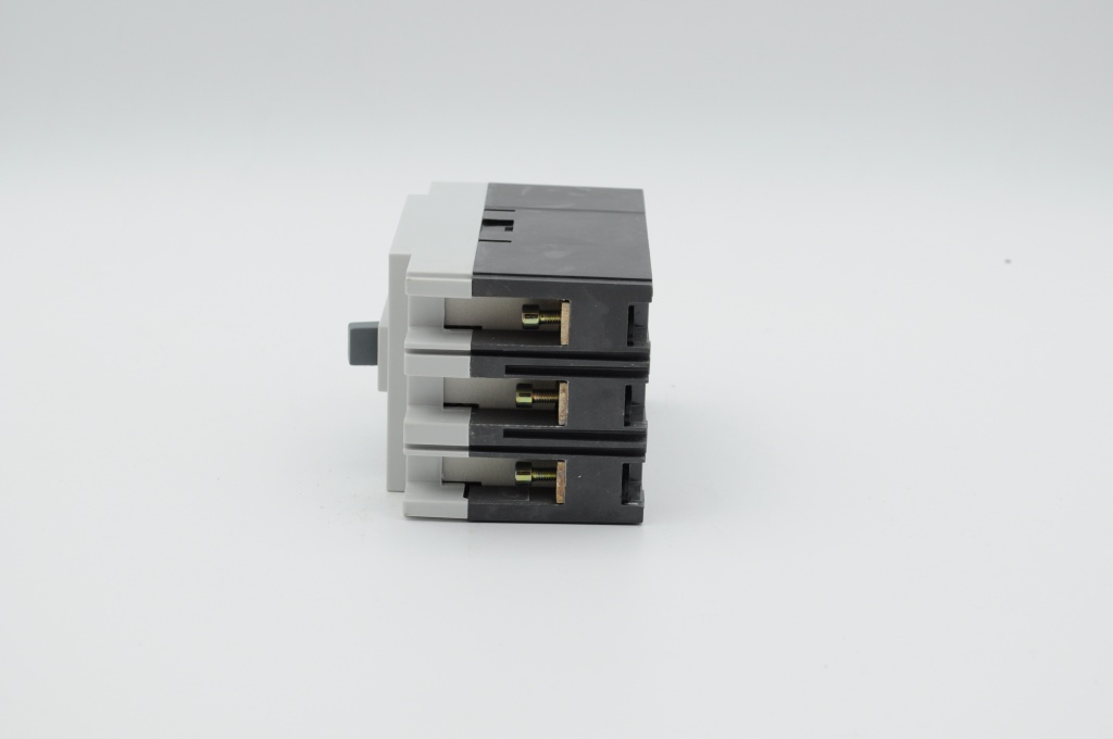 Автоматический выключатель ВА-98-63Н 3300 340010 25А (2).JPG